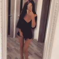 Zevkli giyinen bayan Aysel