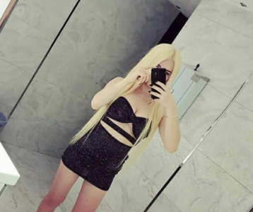 Dekoltesini göstermeye çalışan Nazenin