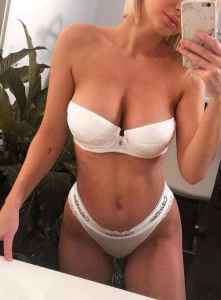 Kışkırtıcı güzelliğe sahip Sona