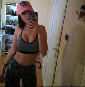 Siz beyleri evinde misafir eden Burcu